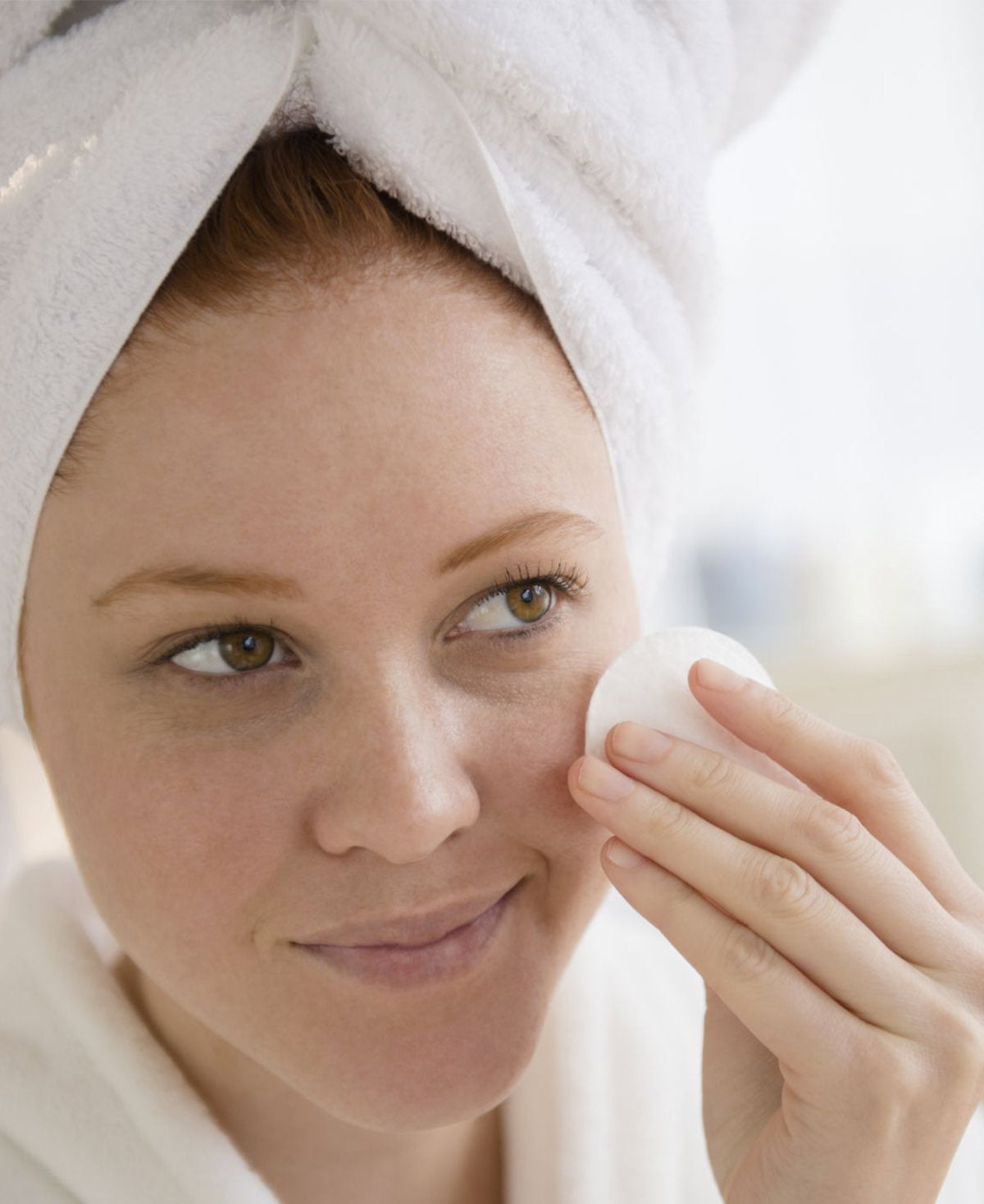 A woman uses Fix Studios Medical-grade C+Glow™ Radiant Defense Pads to cleanse and prep her skin, ending dullness and brightening her skin's appearance.
